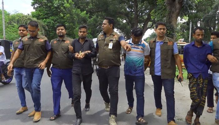 ঝিনাইদহ থেকে ৩ জিনের বাদশা আটক