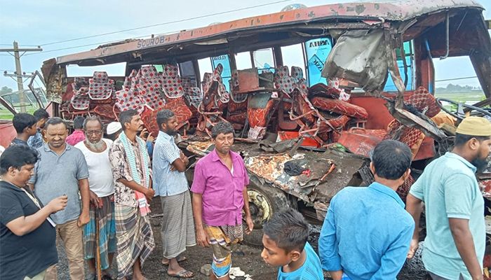 বাস-ট্রাকের মুখোমুখি সংঘর্ষে ৩ নারী গার্মেন্টস কর্মী নিহত