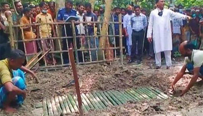 গাইবান্ধায় দাফনের ২৫ দিন পর কবর থেকে গৃহবধূর মরদেহ উত্তোলন