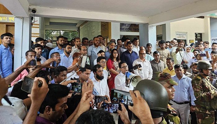 টাঙ্গাইলে শিক্ষার্থীদের আন্দোলনের মুখে ইউএনওকে প্রত্যাহার
