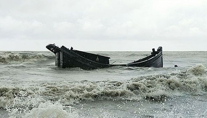মেঘনায় ১০ ট্রলার ডুবি, ৮ মাঝিসহ ৫ ট্রলার নিখোঁজ