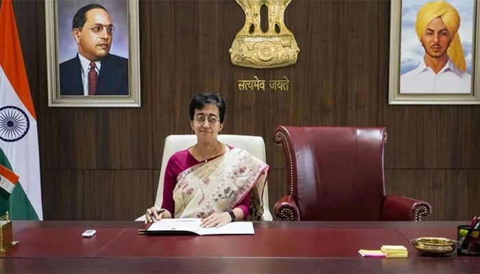 কেজরিওয়ালের চেয়ারে বসলেন না দিল্লির নতুন মুখ্যমন্ত্রী অতীশি