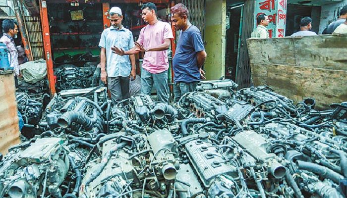 ধোলাইখালে গাড়ির হাড়গোড় 
