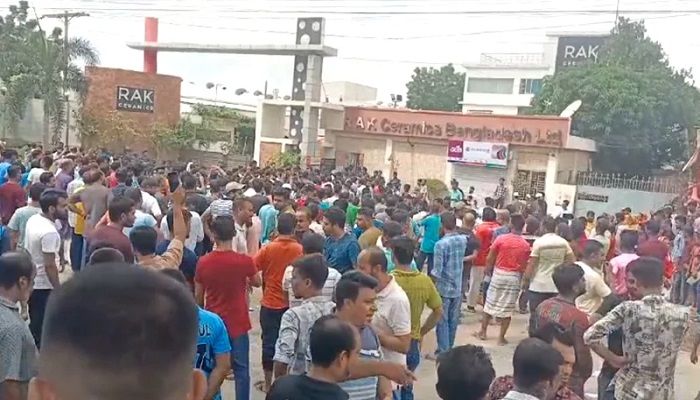 ভারতীয় কর্মকর্তাদের অপসারণ দাবিতে গাজীপুরে শ্রমিক বিক্ষোভ