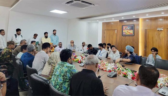 আন্দোলনরত চিকিৎসকদের সঙ্গে বৈঠকে স্বাস্থ্য উপদেষ্টা