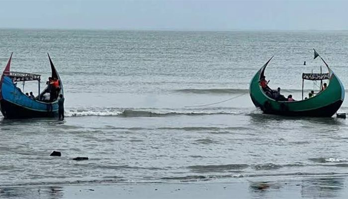 সেন্টমার্টিনে যাত্রীবাহী ট্রলারে মিয়ানমার থেকে গুলি