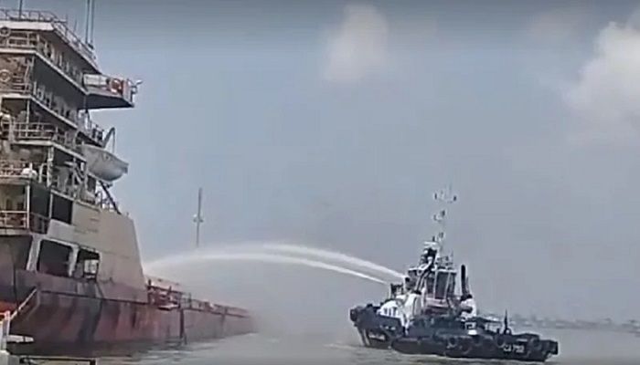 চট্টগ্রামে জাহাজে আগুন, নিহত ১
