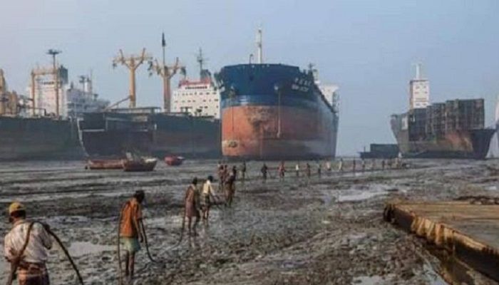 জাহাজ কাটার সময় বিস্ফোরণে দগ্ধ ১০