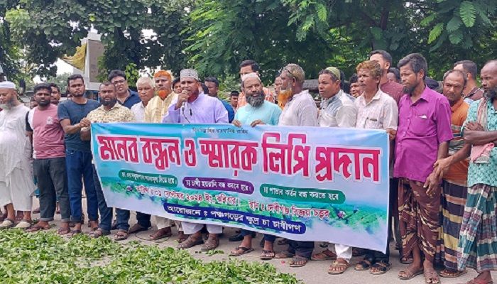 দেবীগঞ্জে চা পাতার ন্যায্যমূল্যের দাবিতে মানববন্ধন
