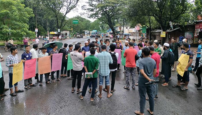 নিরাপদ সড়কের দাবিতে উত্তাল ইবি, কুষ্টিয়া-খুলনা মহাসড়ক অবরোধ 
