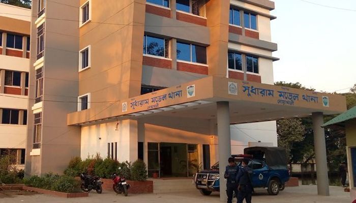 বাবা মোবাইল রাখতে বলায় ফাঁস নিলো ষষ্ঠ শ্রেণির ছাত্রী