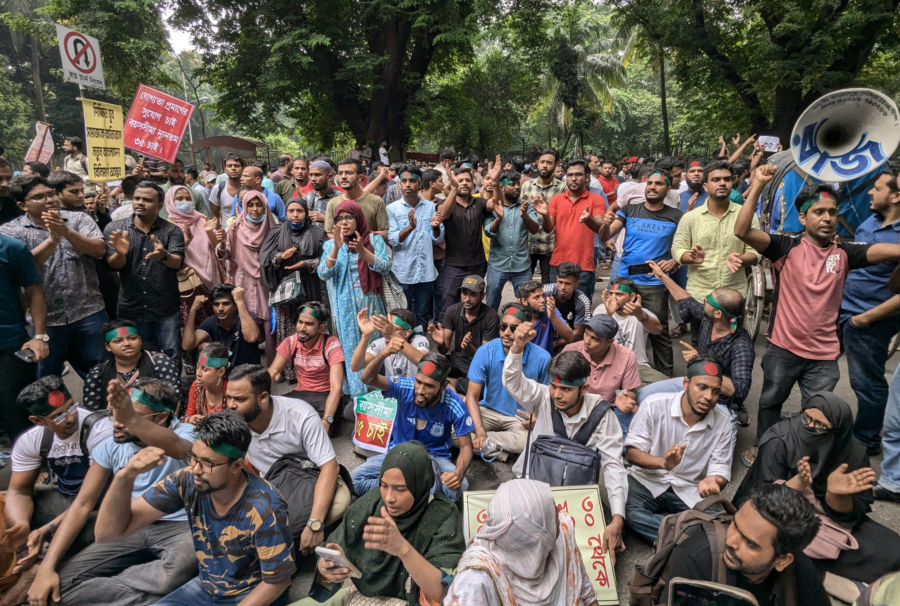সরকারি চাকরিতে আবেদনের বয়স ৩৫ বছর করার দাবিতে আন্দোলন
