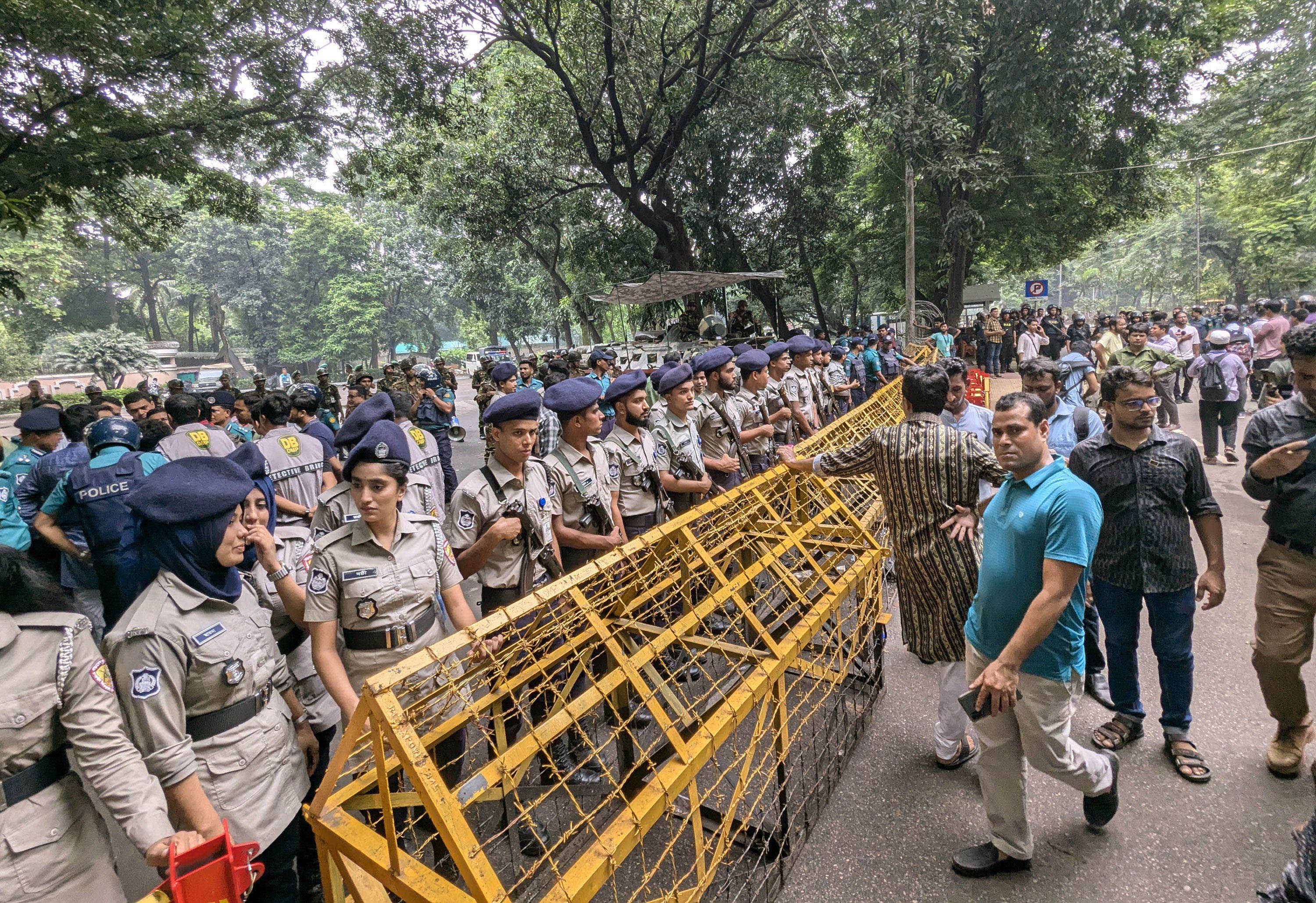 সরকারি চাকরিতে আবেদনের বয়স ৩৫ বছর করার দাবিতে আন্দোলন