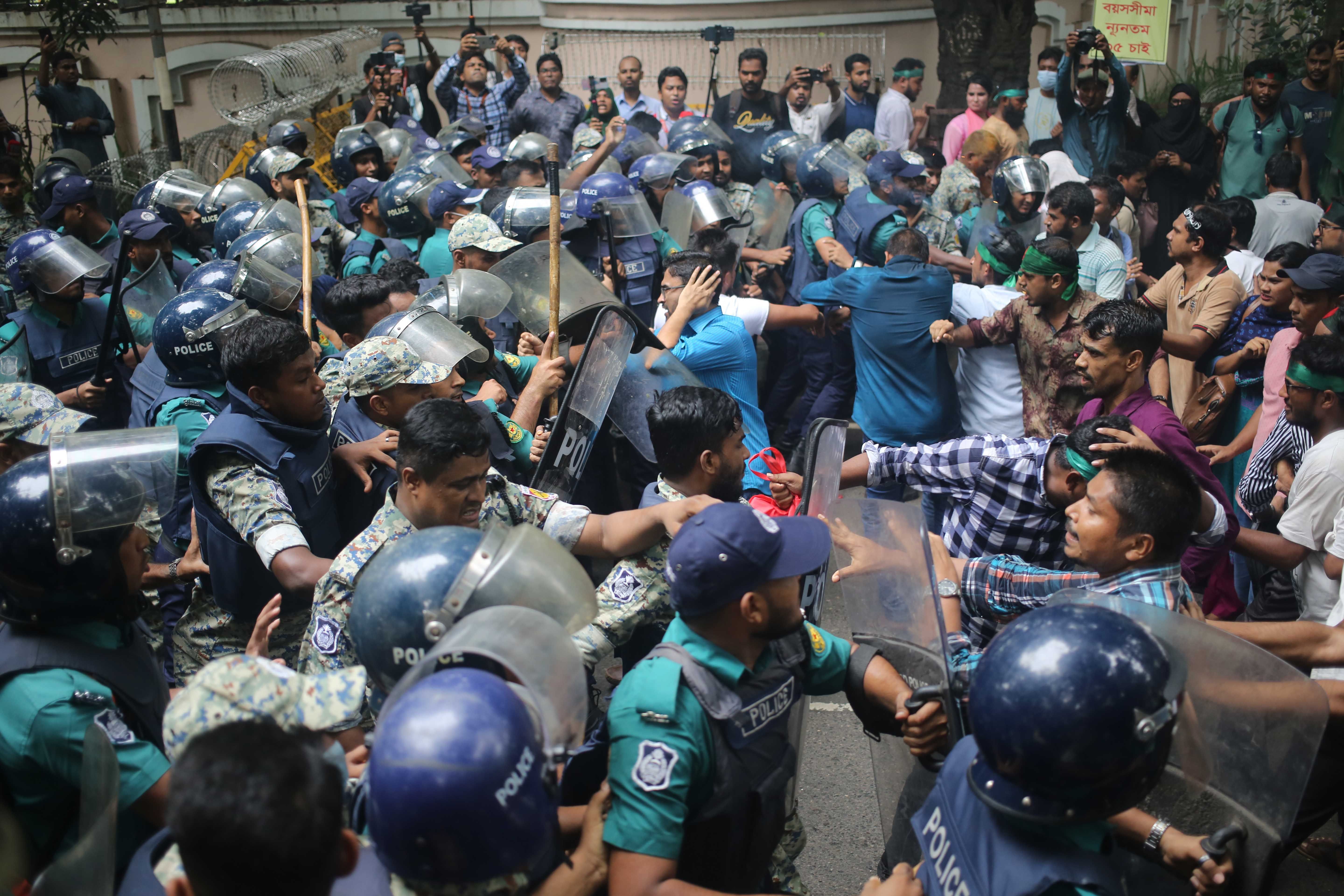 সরকারি চাকরিতে আবেদনের বয়স ৩৫ বছর করার দাবিতে আন্দোলন