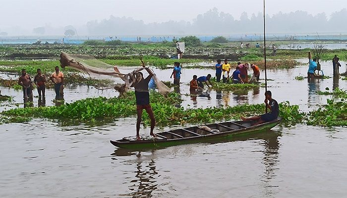 শুক নদীর তীরে মাছ ধরার ধুম