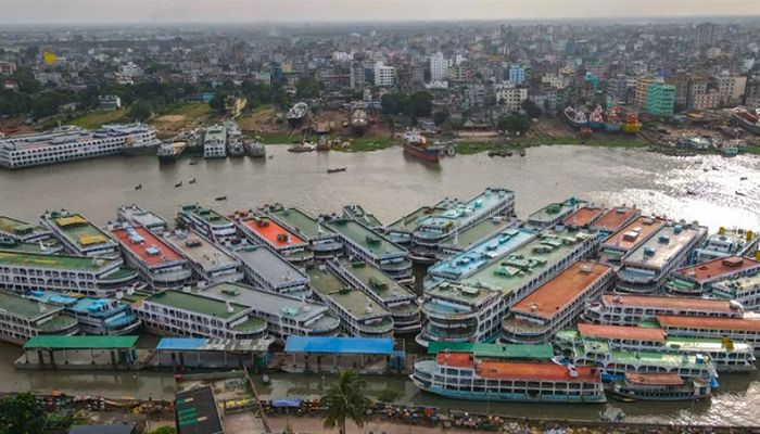 ঢাকা থেকে বিভিন্ন রুটে লঞ্চ চলাচল বন্ধ  