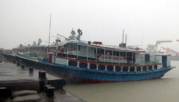 ঢাকা থেকে উপকূলের ৬ রুটে নৌযান চলাচল বন্ধ