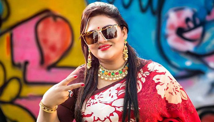 অজ্ঞাত স্থান থেকে ফেসবুকে গান গাইলেন মমতাজ