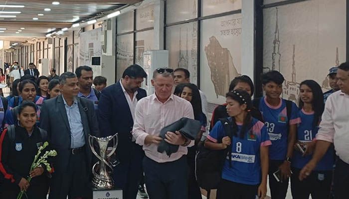 দেশের মাটিতে পা রাখলেন সাফ শিরোপাজয়ীরা