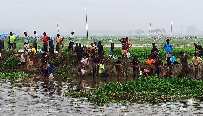 শুক নদীর তীরে মাছ ধরার ধুম