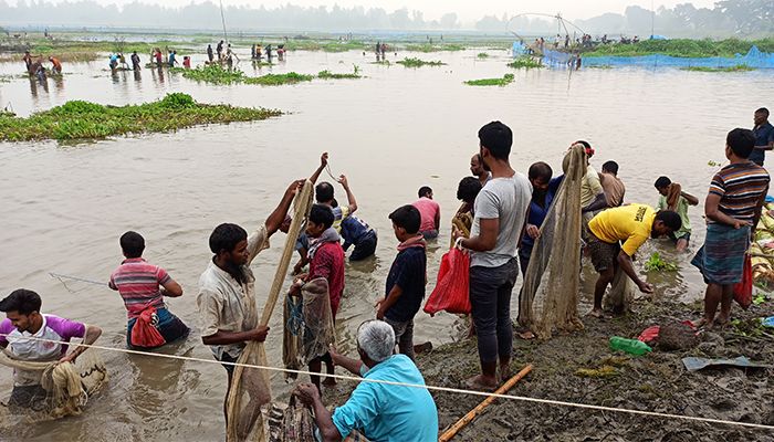 শুক নদীর তীরে মাছ ধরার ধুম