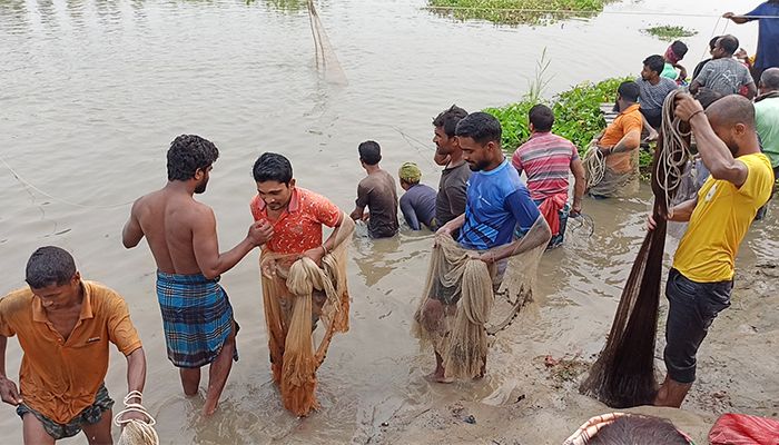 শুক নদীর তীরে মাছ ধরার ধুম