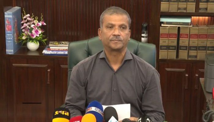 রাষ্ট্রপতি ইস্যুতে সাংবাদিকদের প্রশ্ন এড়িয়ে গেলেন আইন উপদেষ্টা 