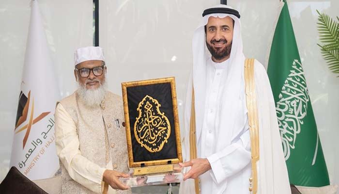 কাবা শরিফের গিলাফ উপহার পেলেন ধর্ম উপদেষ্টা 