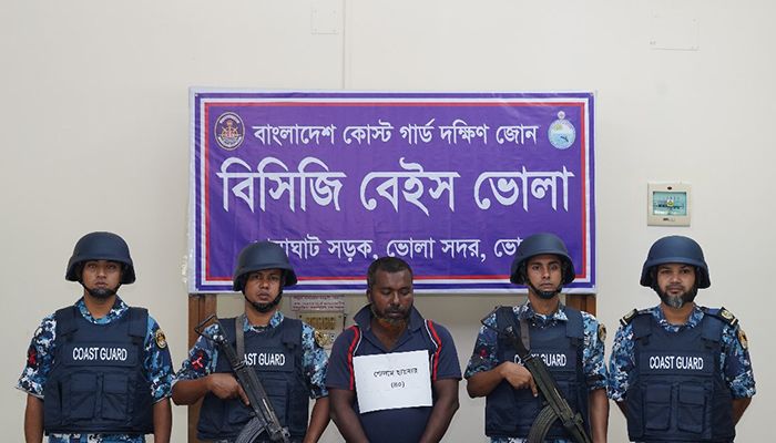 ভোলায় অস্ত্রসহ ডাকাত আটক