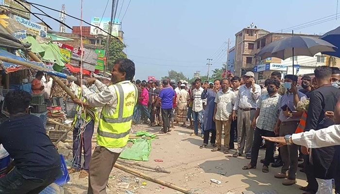 চকরিয়ায় ৫ শতাধিক অবৈধ স্থাপনা উচ্ছেদ