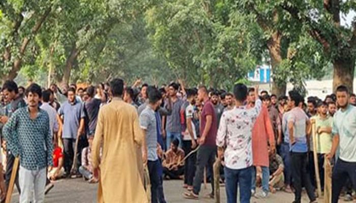 চট্টগ্রাম বিশ্ববিদ্যালয়ে শিক্ষার্থীদের ওপর ছাত্রলীগ-যুবলীগের হামলা 