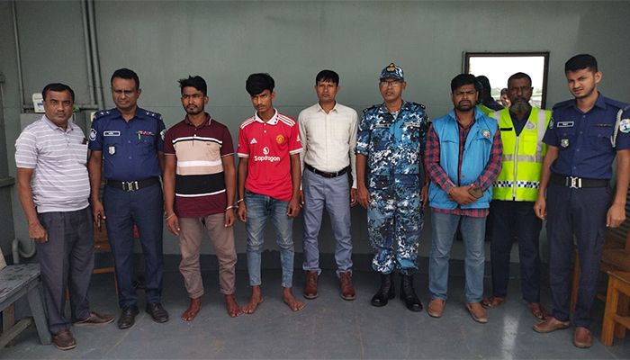 নিষেধাজ্ঞা অমান্য করে মাছ ধরায় ২৪ জেলে আটক
