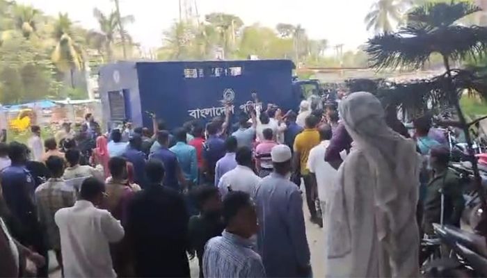 নোয়াখালীতে আদালত প্রাঙ্গণে আ.লীগ নেতাকর্মীদের স্লোগান