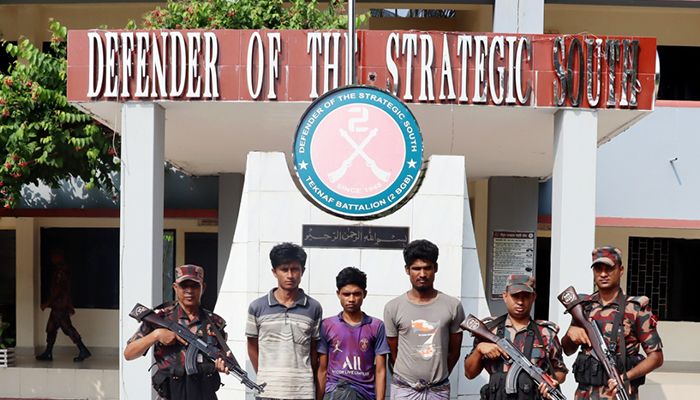 টেকনাফে অস্ত্র-গুলিসহ ৩ রোহিঙ্গা যুবক আটক