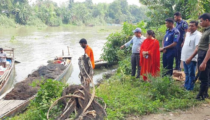 নাটোরে ১৫ লাখ টাকার অবৈধ জাল পুড়িয়ে ধ্বংস