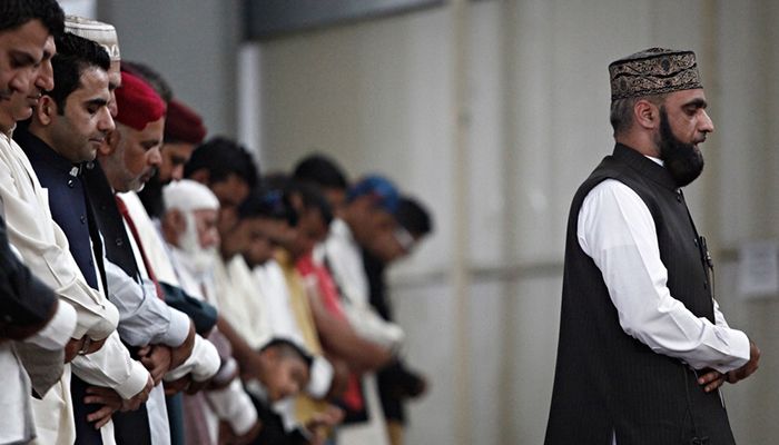 ইমামের ভুল হলে মুসল্লি কী করবেন