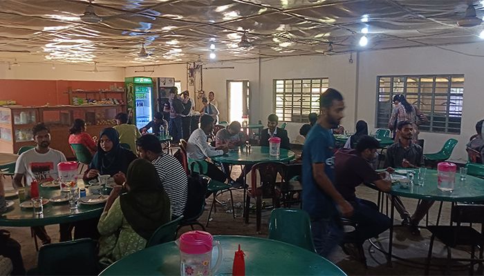 গণ বিশ্ববিদ্যালয়ের ক্যান্টিনে খাবারের মান ও দাম নিয়ে অভিযোগ