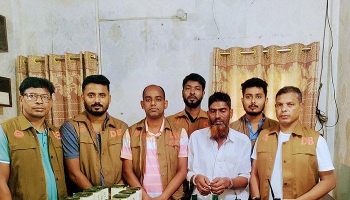 নোয়াখালীতে ৩ লাখ টাকার বিদেশী মদসহ মাদক কারবারি আটক
