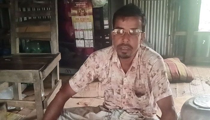 মৃত ব্যক্তির ভাতার টাকা আ.লীগ নেতার পকেটে  