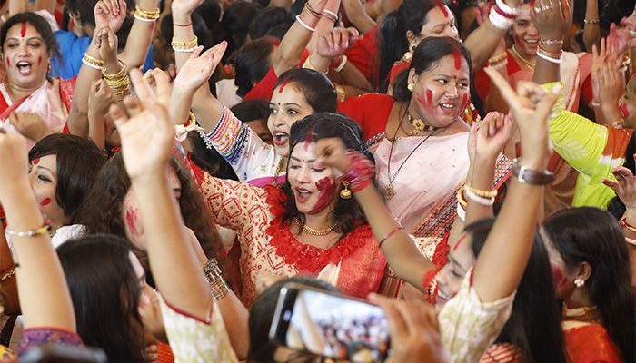 ছবিতে সিঁদুর খেলা ও প্রতিমা বিসর্জন