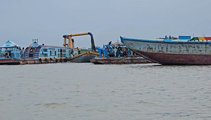 মেঘনা নদী থেকে অবাধে চলছে বালু লুট, নির্বিকার প্রশাসন
