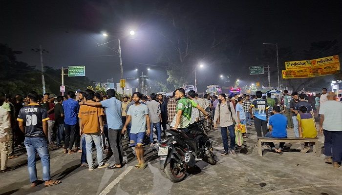 ছাত্রীকে ইভটিজিং করা নিয়ে মধ্যরাতে উত্তপ্ত ক্যাম্পাস