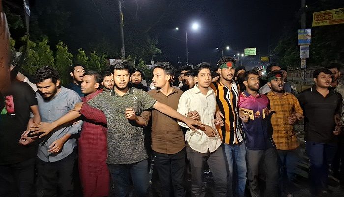 রাষ্ট্রপতির পদত্যাগের দাবিতে মধ্যরাতে উত্তাল বেরোবি 