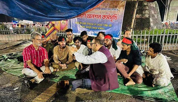 স্বরাষ্ট্র উপদেষ্টার আশ্বাসে অনশন ভাঙলেন ৮ শিক্ষার্থী 