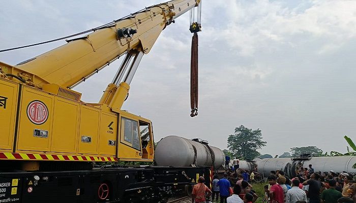 চুয়াডাঙ্গায় ট্যাঙ্কার লাইনচ্যুত, খুলনার সঙ্গে রেল যোগাযোগ বন্ধ