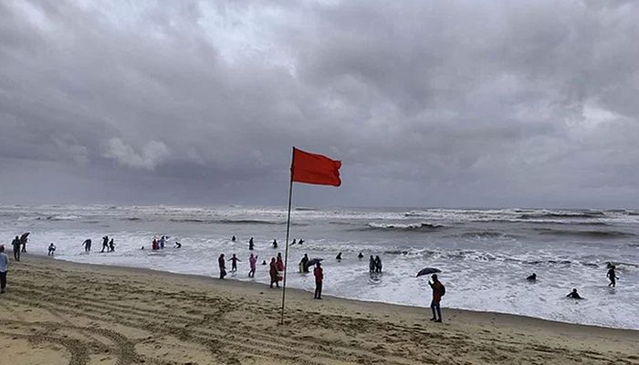 সমুদ্রবন্দরে তিন নম্বর সতর্ক সংকেত  