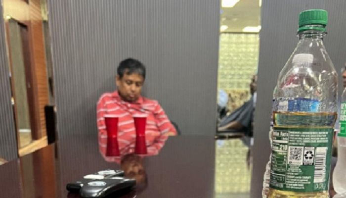 ডিবির হারুন কি তবে যুক্তরাষ্ট্রে?
