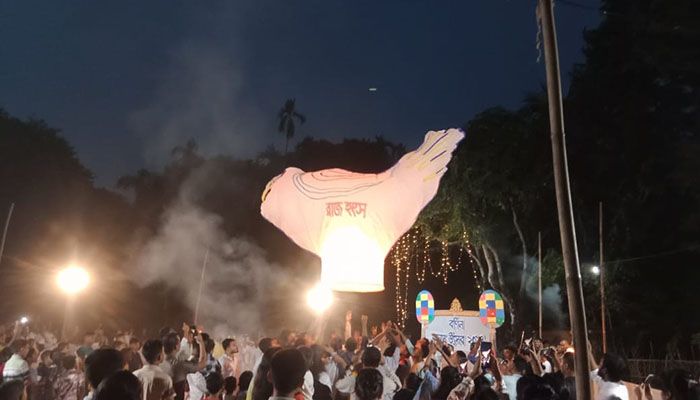 প্রবারণা পূর্ণিমা: শুভ সময়ের আশায় উড়লো হাজারো রঙিন ফানুস