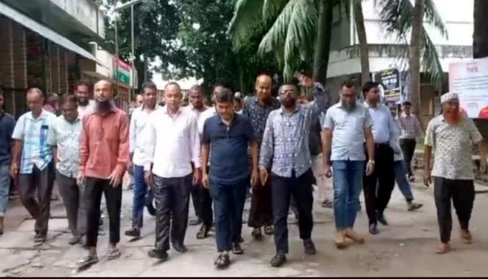 এফডিসিতে সভা ও মিছিল বেতনের দাবিতে