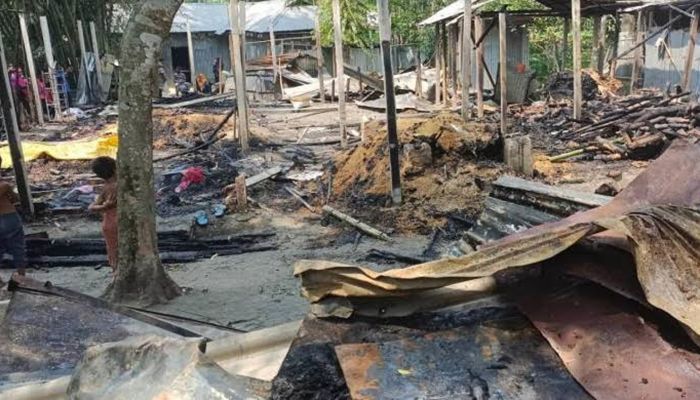 গ্যাস সিলিন্ডারের আগুনে ১১ বসতঘর পুড়ে ছাই